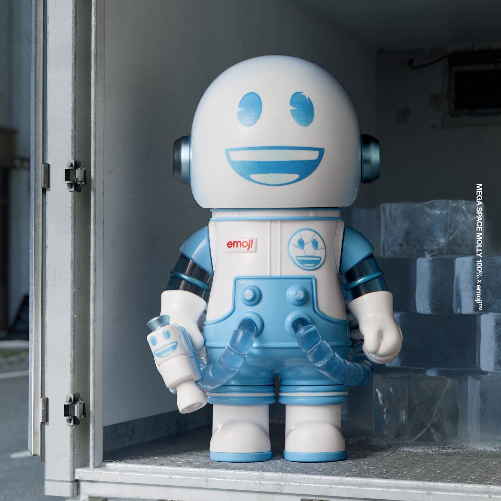 mega-space-molly-100-emojiв„ў-series  POP Mart MOLLY