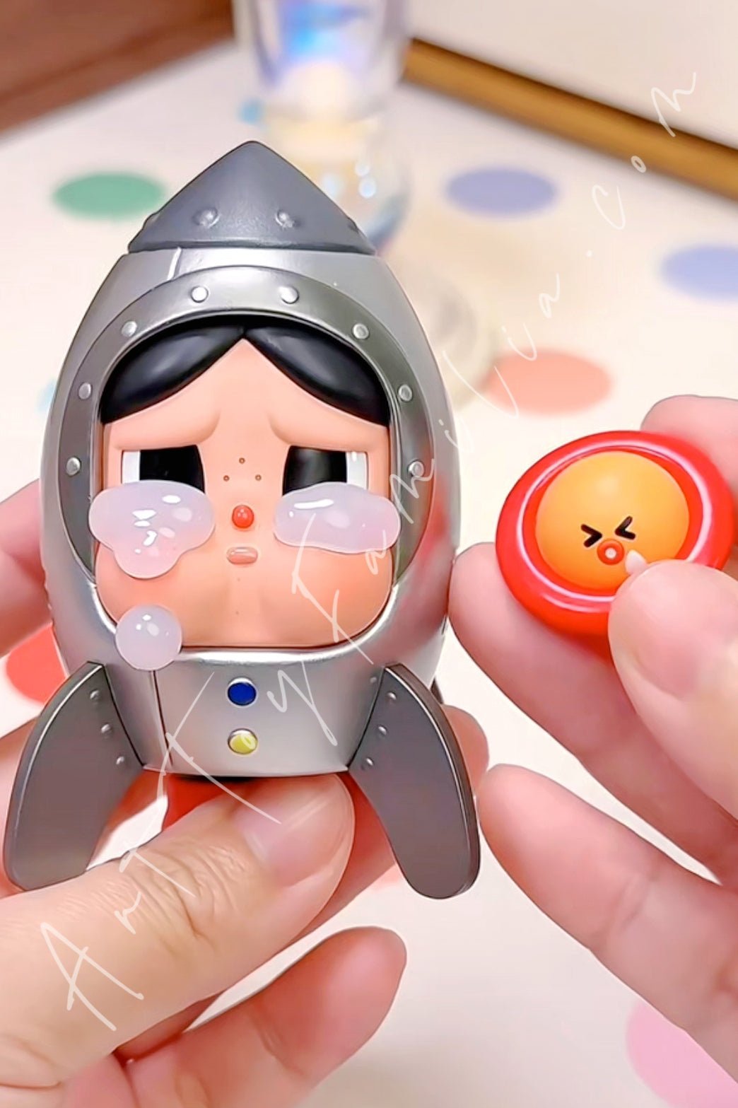 crybaby-crying-to-the-moon-series-POP Mart Crybaby