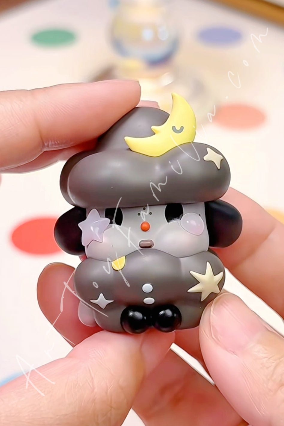 crybaby-crying-to-the-moon-sitting-series-POP Mart Crybaby